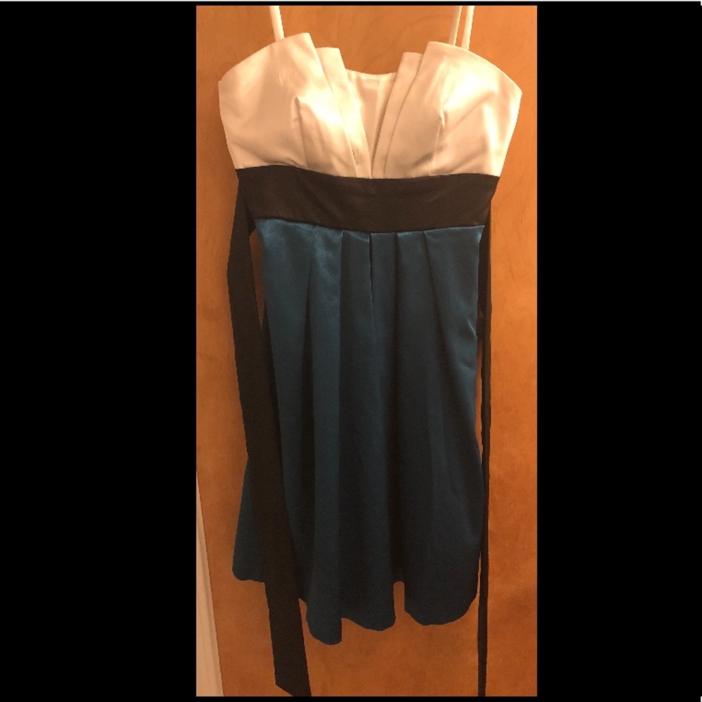 White/black/green dress